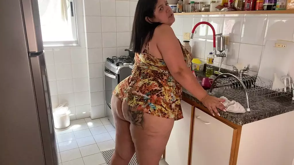 fui cozinhar e acabei enfiando a cenoura no cu e fazendo uma dp com os vegetais - Мэри Джуана