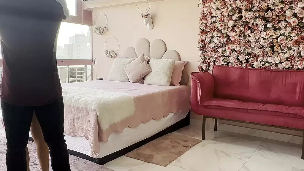 Marido me pega com outro homem nassa cama e participa da brincadeira