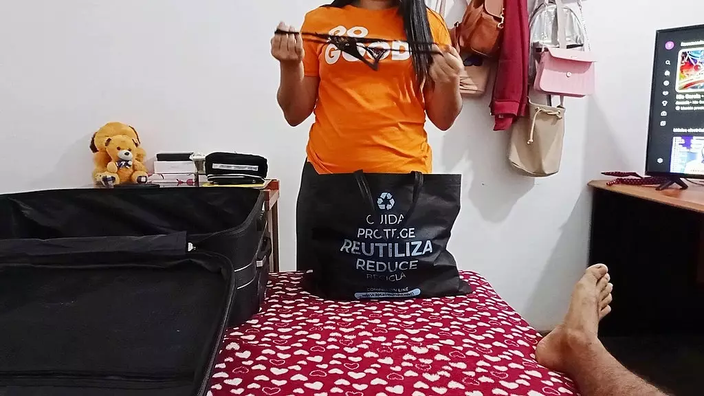 hermanastra hace Maletas Mientras Me Muestra Su Ropa Interior y Antes de Viajar Terminamos Follando En My Habitacion