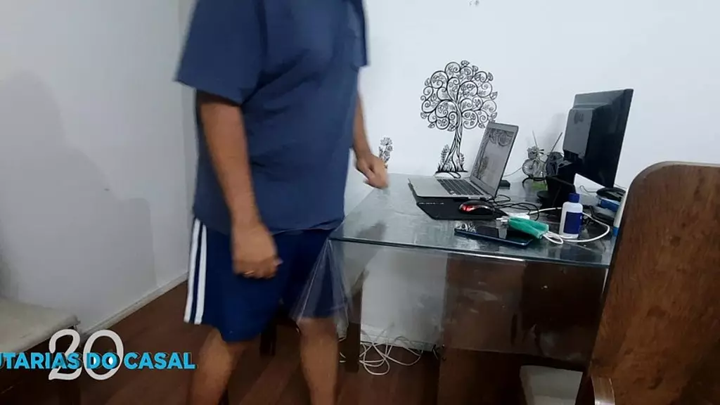 coroa safada chama tecnico de Notebook enquanto corno do marido sai para trabalhar. Часть 1